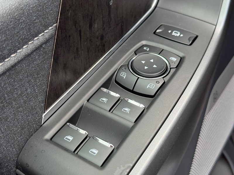 Ford Super Duty F-350 SRW Vehicle Full-screen Gallery Image 16