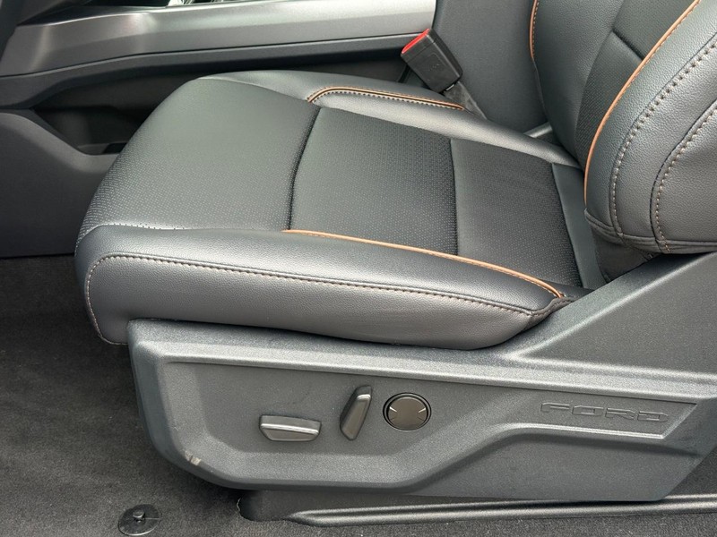 Ford Super Duty F-350 SRW Vehicle Full-screen Gallery Image 17