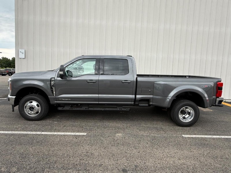 Ford Super Duty F-350 DRW Vehicle Full-screen Gallery Image 2