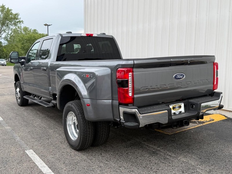 Ford Super Duty F-350 DRW Vehicle Full-screen Gallery Image 3