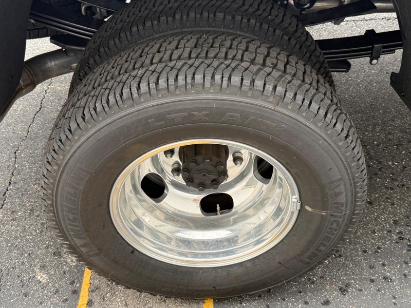 Ford Super Duty F-350 DRW Vehicle Full-screen Gallery Image 4