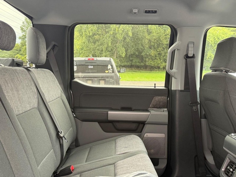Ford Super Duty F-350 DRW Vehicle Full-screen Gallery Image 5