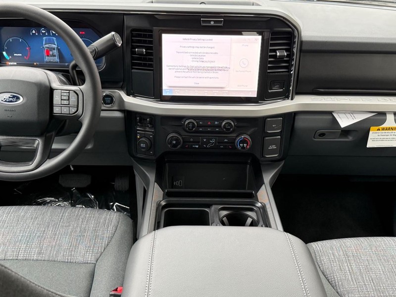Ford Super Duty F-350 DRW Vehicle Full-screen Gallery Image 6