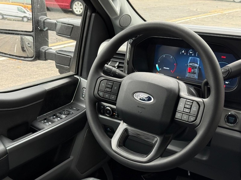 Ford Super Duty F-350 DRW Vehicle Full-screen Gallery Image 8