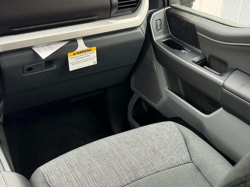 Ford Super Duty F-350 DRW Vehicle Full-screen Gallery Image 9