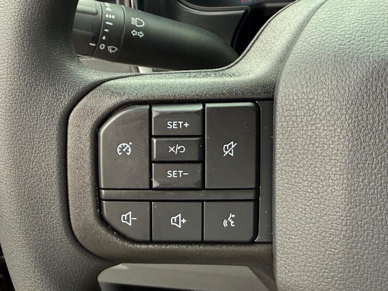 Ford Super Duty F-350 DRW Vehicle Full-screen Gallery Image 10