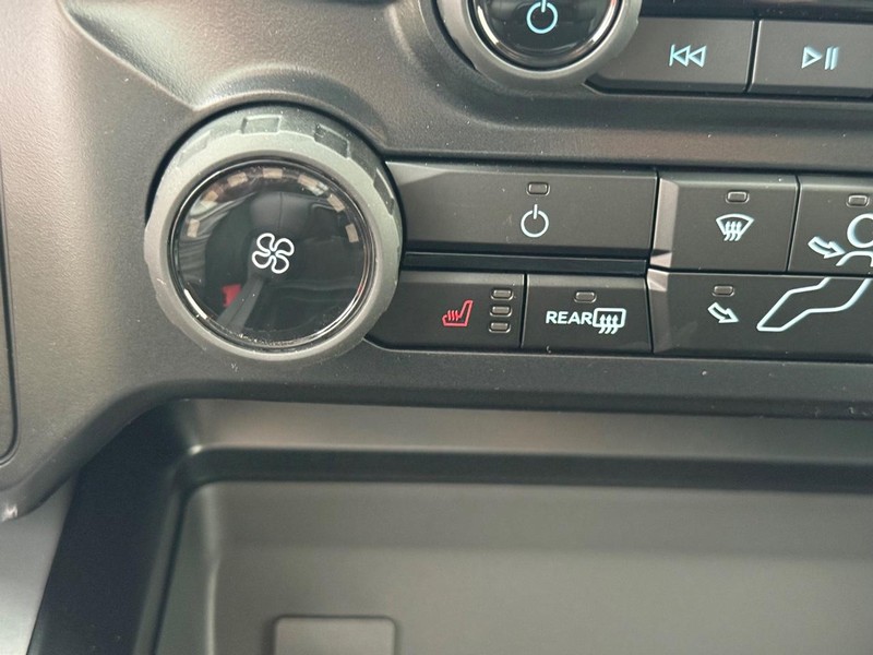 Ford Super Duty F-350 DRW Vehicle Full-screen Gallery Image 13