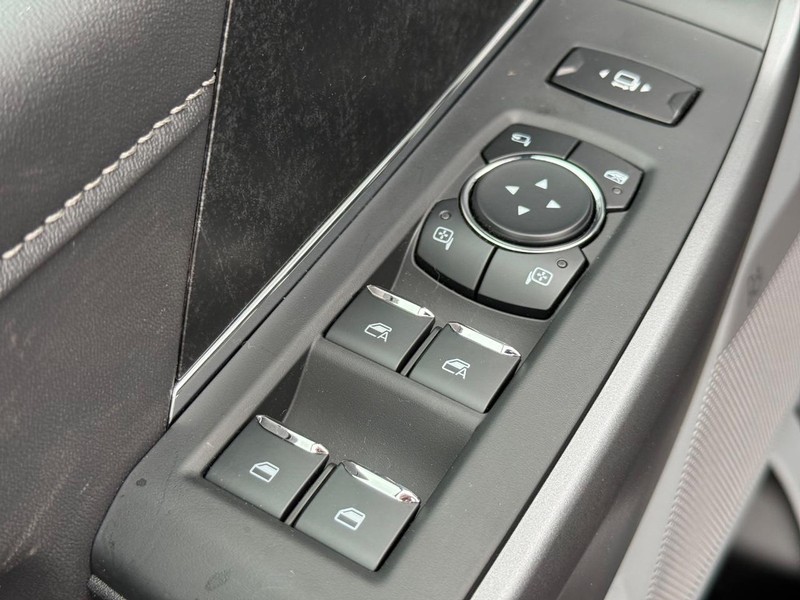 Ford Super Duty F-350 DRW Vehicle Full-screen Gallery Image 14