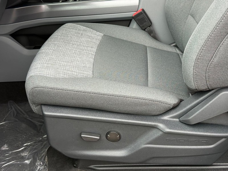 Ford Super Duty F-350 DRW Vehicle Full-screen Gallery Image 15