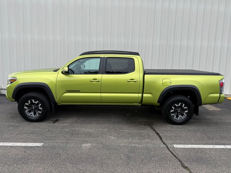 Toyota Tacoma 4WD Vehicle Full-screen Gallery Image 2