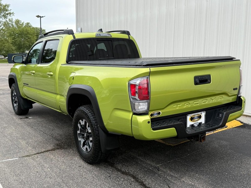 Toyota Tacoma 4WD Vehicle Full-screen Gallery Image 3