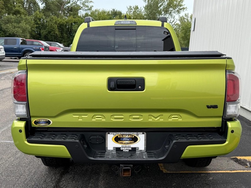 Toyota Tacoma 4WD Vehicle Full-screen Gallery Image 4