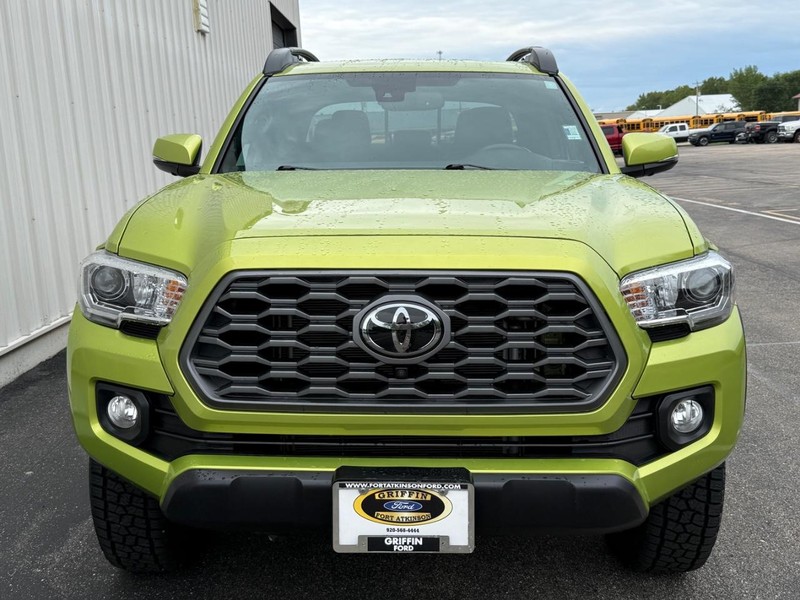 Toyota Tacoma 4WD Vehicle Full-screen Gallery Image 6
