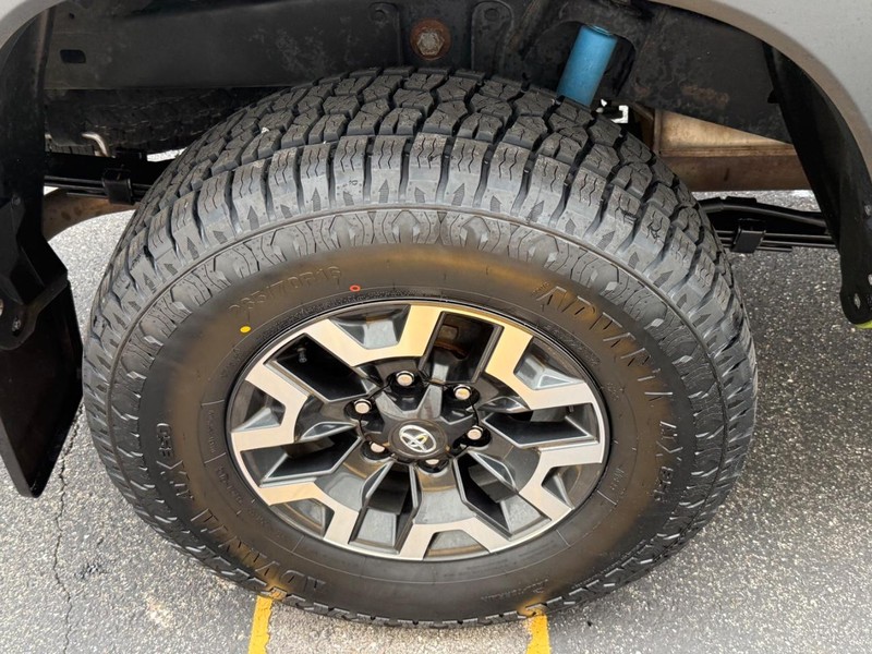 Toyota Tacoma 4WD Vehicle Full-screen Gallery Image 8