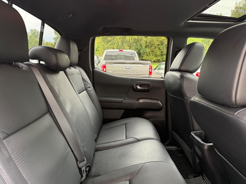 Toyota Tacoma 4WD Vehicle Full-screen Gallery Image 9