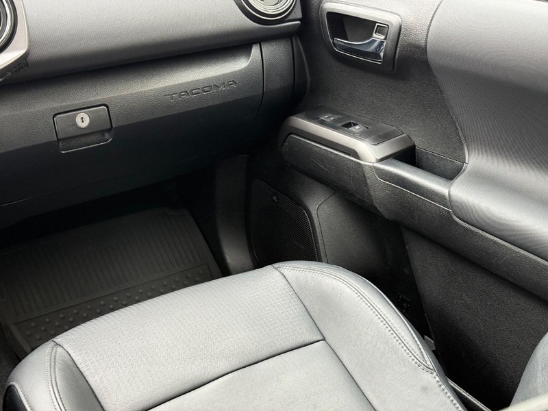 Toyota Tacoma 4WD Vehicle Full-screen Gallery Image 12
