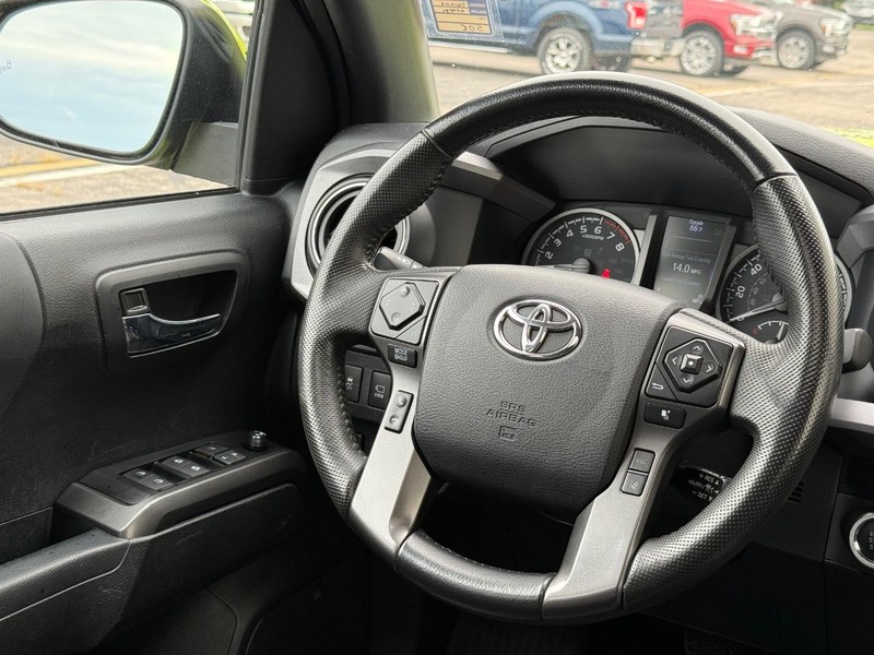 Toyota Tacoma 4WD Vehicle Full-screen Gallery Image 13