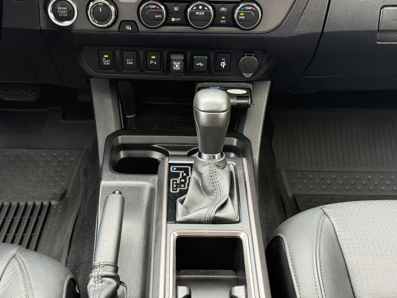 Toyota Tacoma 4WD Vehicle Full-screen Gallery Image 14