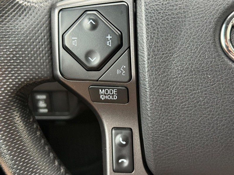 Toyota Tacoma 4WD Vehicle Full-screen Gallery Image 15