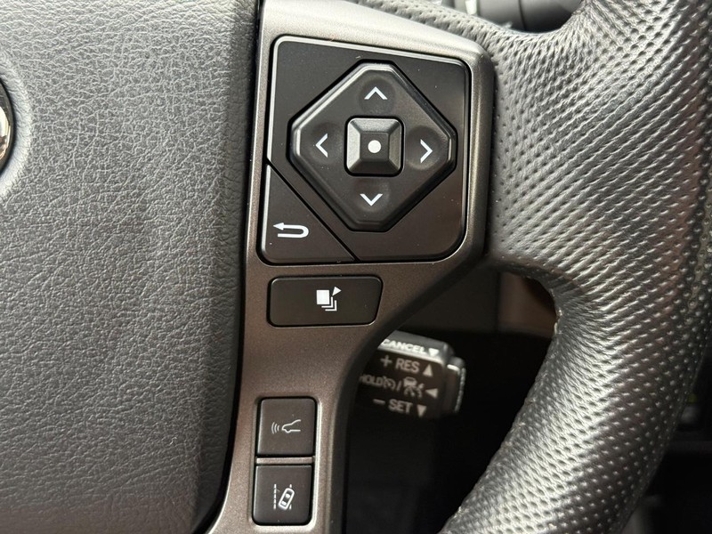 Toyota Tacoma 4WD Vehicle Full-screen Gallery Image 16
