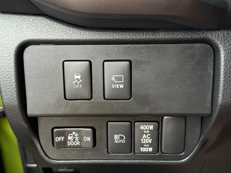 Toyota Tacoma 4WD Vehicle Full-screen Gallery Image 17