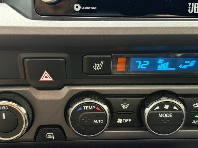 Toyota Tacoma 4WD Vehicle Full-screen Gallery Image 18