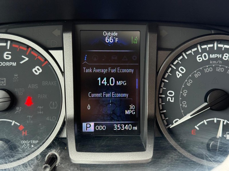 Toyota Tacoma 4WD Vehicle Full-screen Gallery Image 20