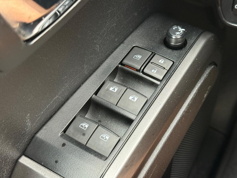 Toyota Tacoma 4WD Vehicle Full-screen Gallery Image 21