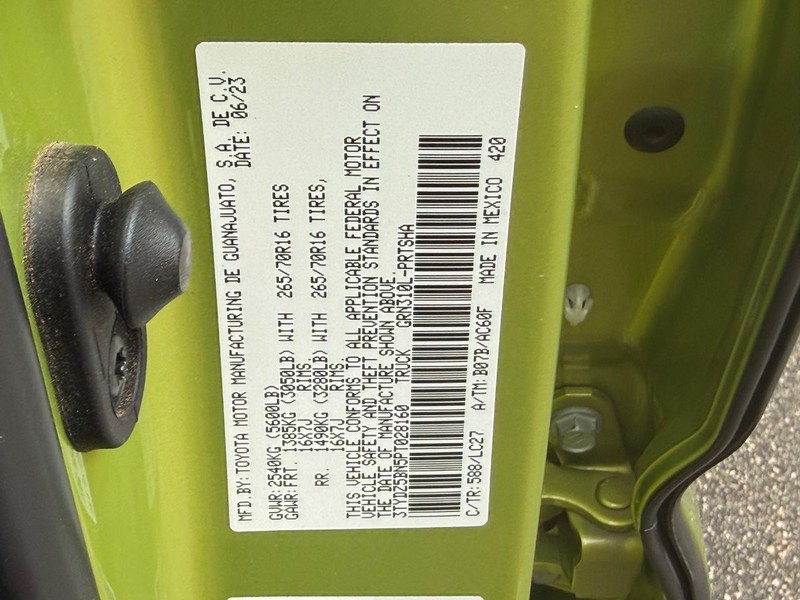 Toyota Tacoma 4WD Vehicle Full-screen Gallery Image 23