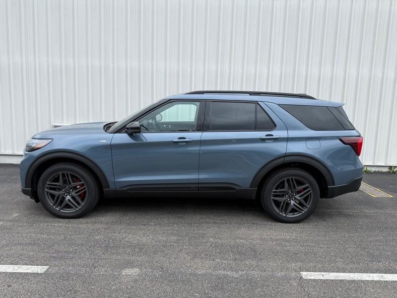 Ford Explorer Vehicle Full-screen Gallery Image 2