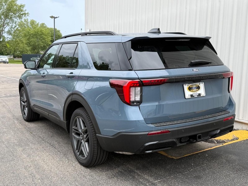Ford Explorer Vehicle Full-screen Gallery Image 3
