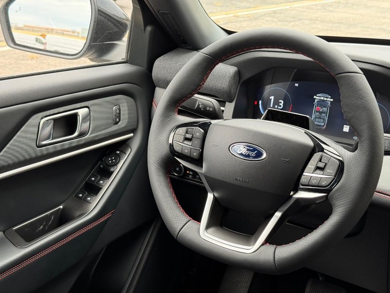 Ford Explorer Vehicle Full-screen Gallery Image 10