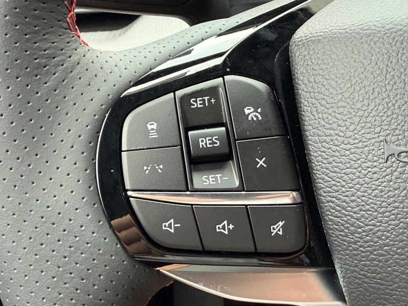 Ford Explorer Vehicle Full-screen Gallery Image 12