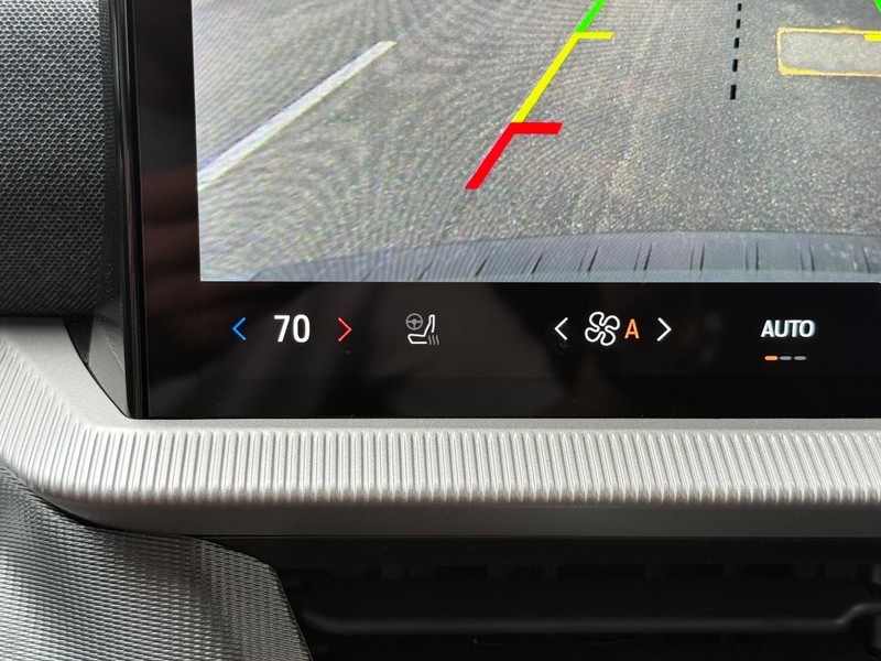 Ford Explorer Vehicle Full-screen Gallery Image 15