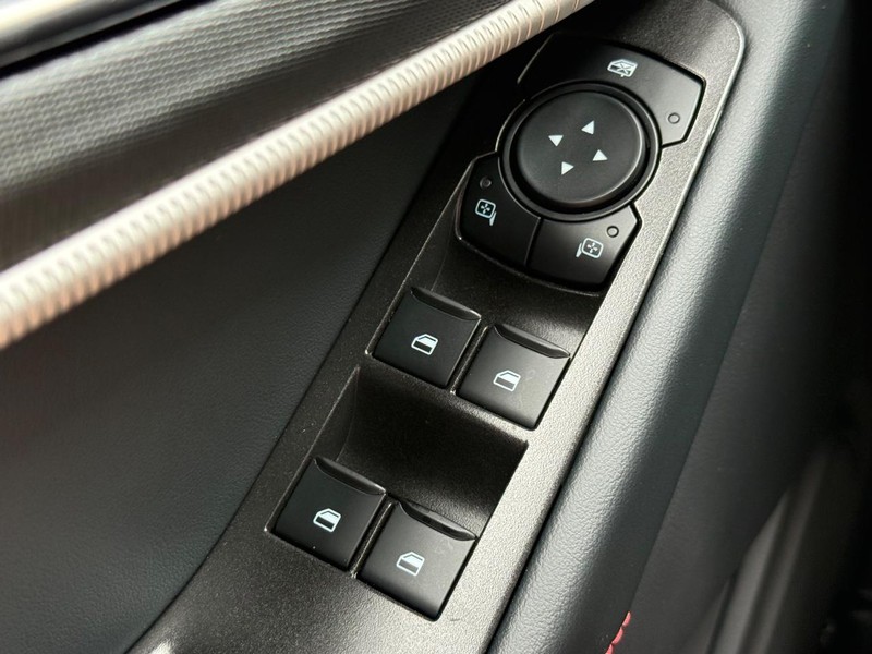 Ford Explorer Vehicle Full-screen Gallery Image 16