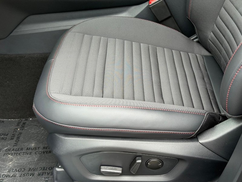 Ford Explorer Vehicle Full-screen Gallery Image 17