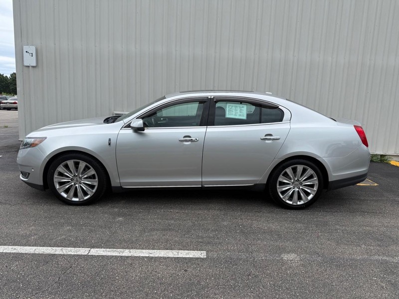 Lincoln MKS Vehicle Full-screen Gallery Image 2
