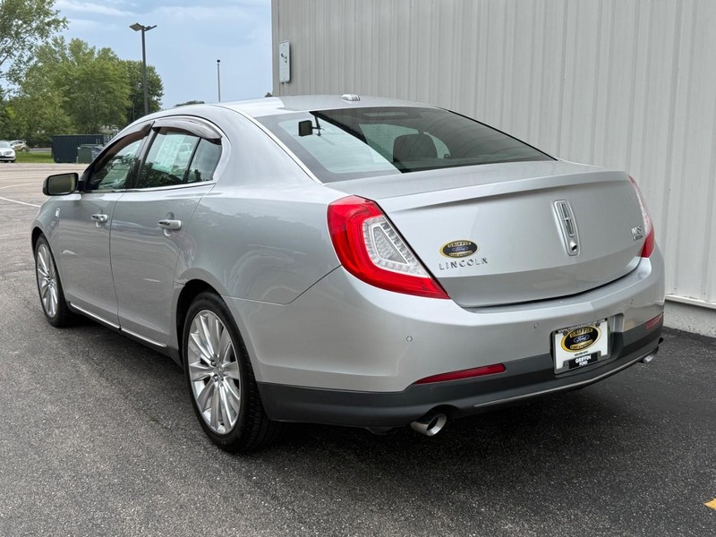 Lincoln MKS Vehicle Full-screen Gallery Image 3