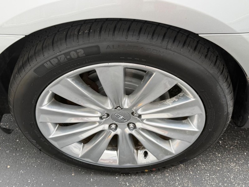 Lincoln MKS Vehicle Full-screen Gallery Image 6