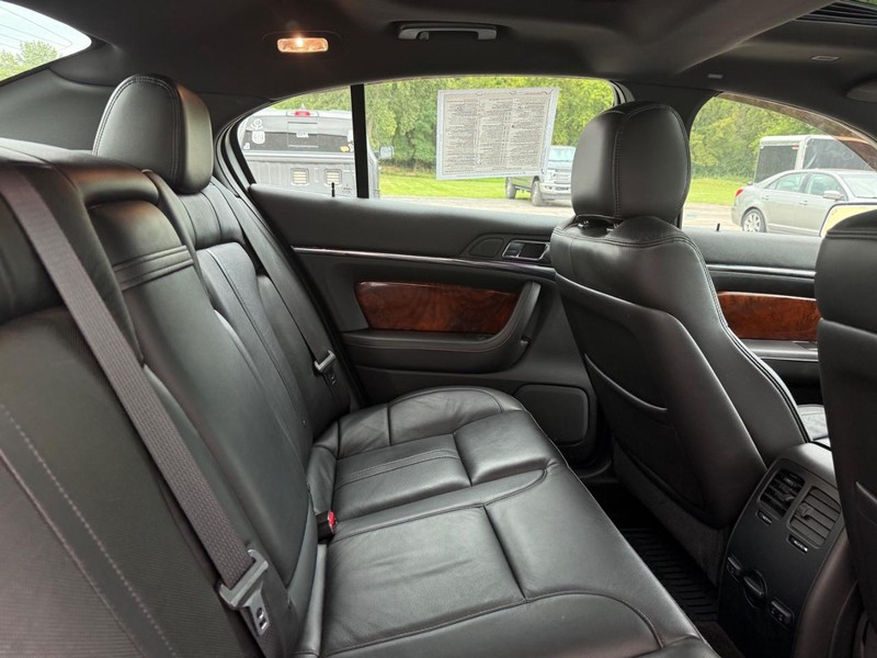 Lincoln MKS Vehicle Full-screen Gallery Image 8