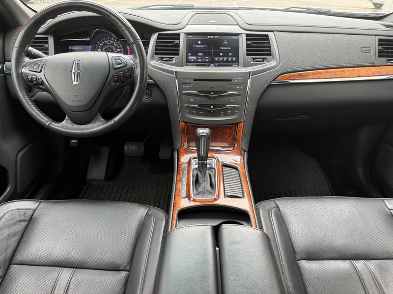 Lincoln MKS Vehicle Full-screen Gallery Image 9