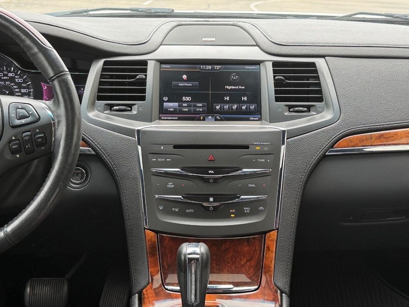 Lincoln MKS Vehicle Full-screen Gallery Image 10