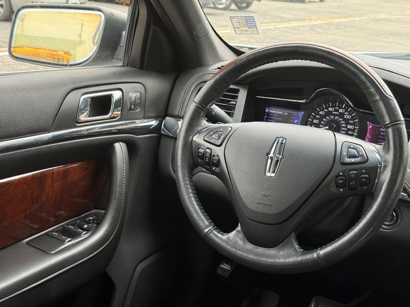 Lincoln MKS Vehicle Full-screen Gallery Image 12