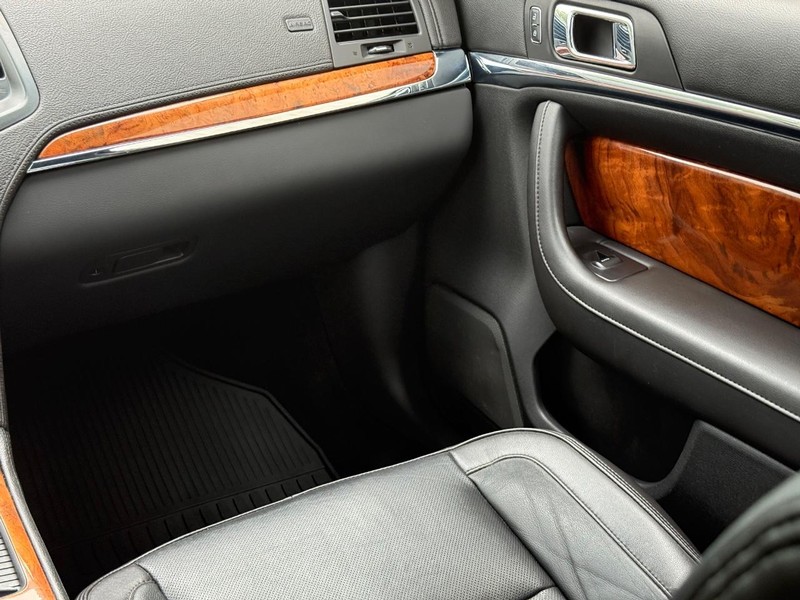 Lincoln MKS Vehicle Full-screen Gallery Image 13