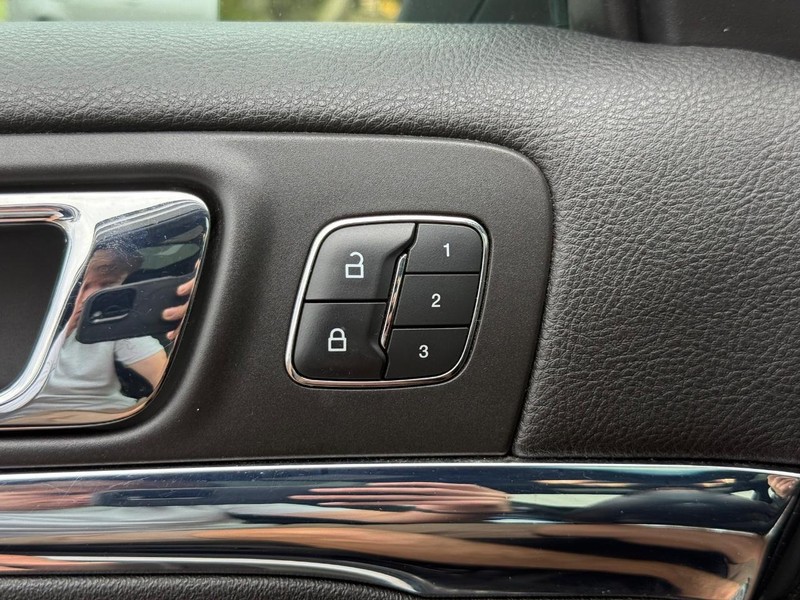 Lincoln MKS Vehicle Full-screen Gallery Image 14