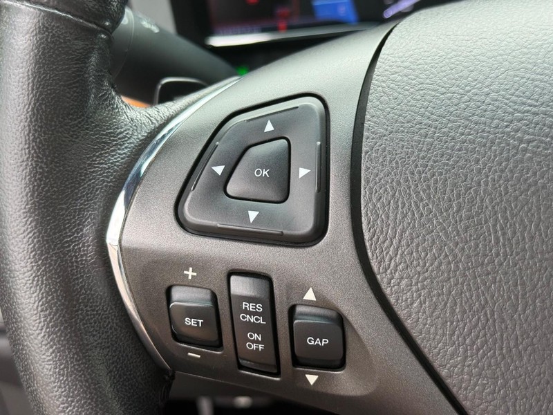 Lincoln MKS Vehicle Full-screen Gallery Image 15