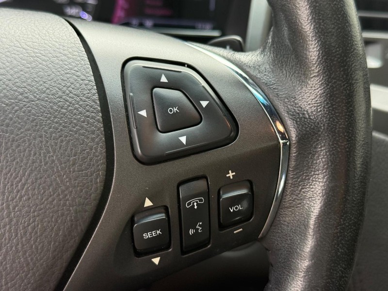 Lincoln MKS Vehicle Full-screen Gallery Image 16