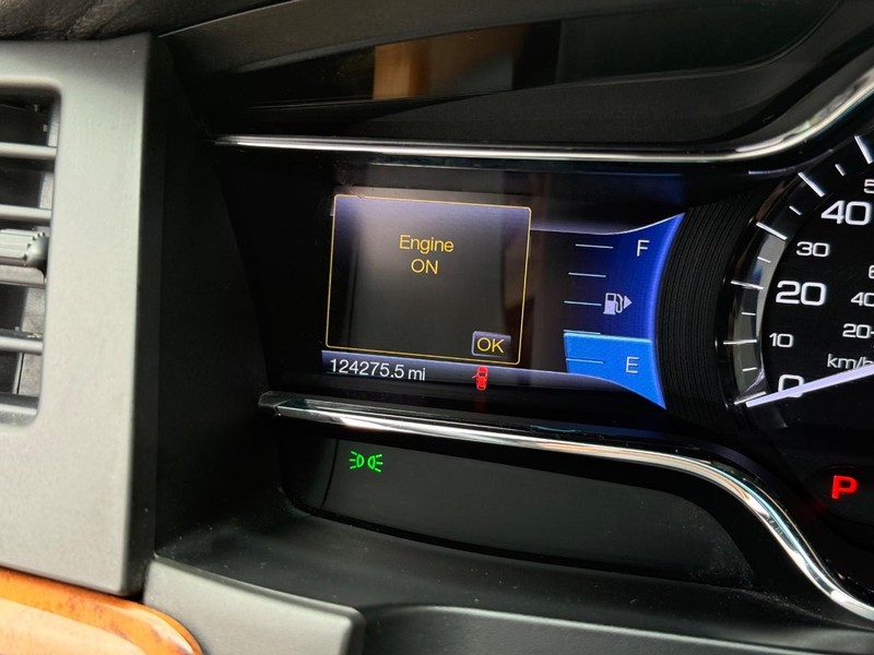 Lincoln MKS Vehicle Full-screen Gallery Image 17