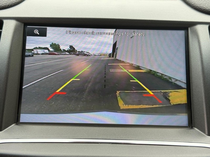 Lincoln MKS Vehicle Full-screen Gallery Image 18