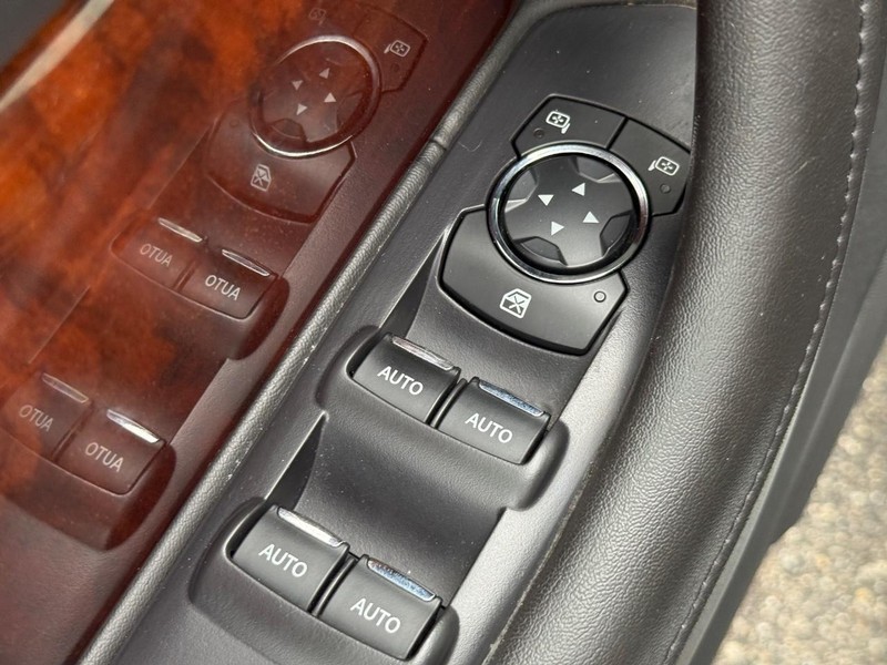 Lincoln MKS Vehicle Full-screen Gallery Image 19